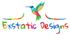 Logo de la marque Exstatic Designs représentant un colibri vibrant aux ailes multicolores, surplombant le nom écrit en lettres arc-en-ciel, incarnant l’esprit libre, joyeux et sacré de l’univers artistique de Xavier Gaillot.
