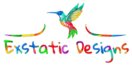 Logo de la marque Exstatic Designs représentant un colibri vibrant aux ailes multicolores, surplombant le nom écrit en lettres arc-en-ciel, incarnant l’esprit libre, joyeux et sacré de l’univers artistique de Xavier Gaillot.