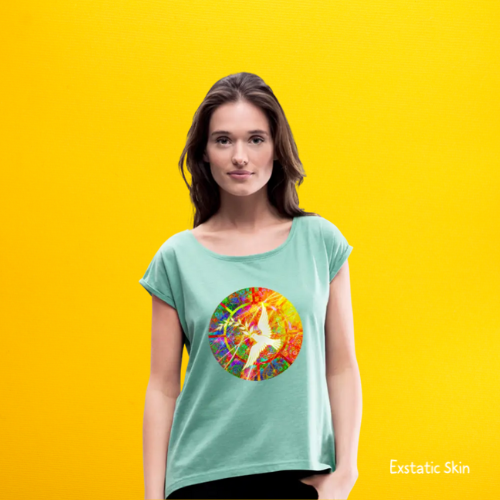 Femme portant un t-shirt vert d’Exstatic Skin avec un design circulaire coloré, Xavier Gaillot