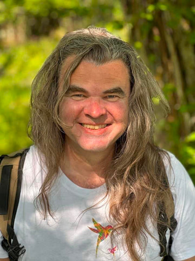 Photo Xavier Gaillot sur fond de nature ensoleillée, créateur Exstatic Designs et Exstatic Skin
