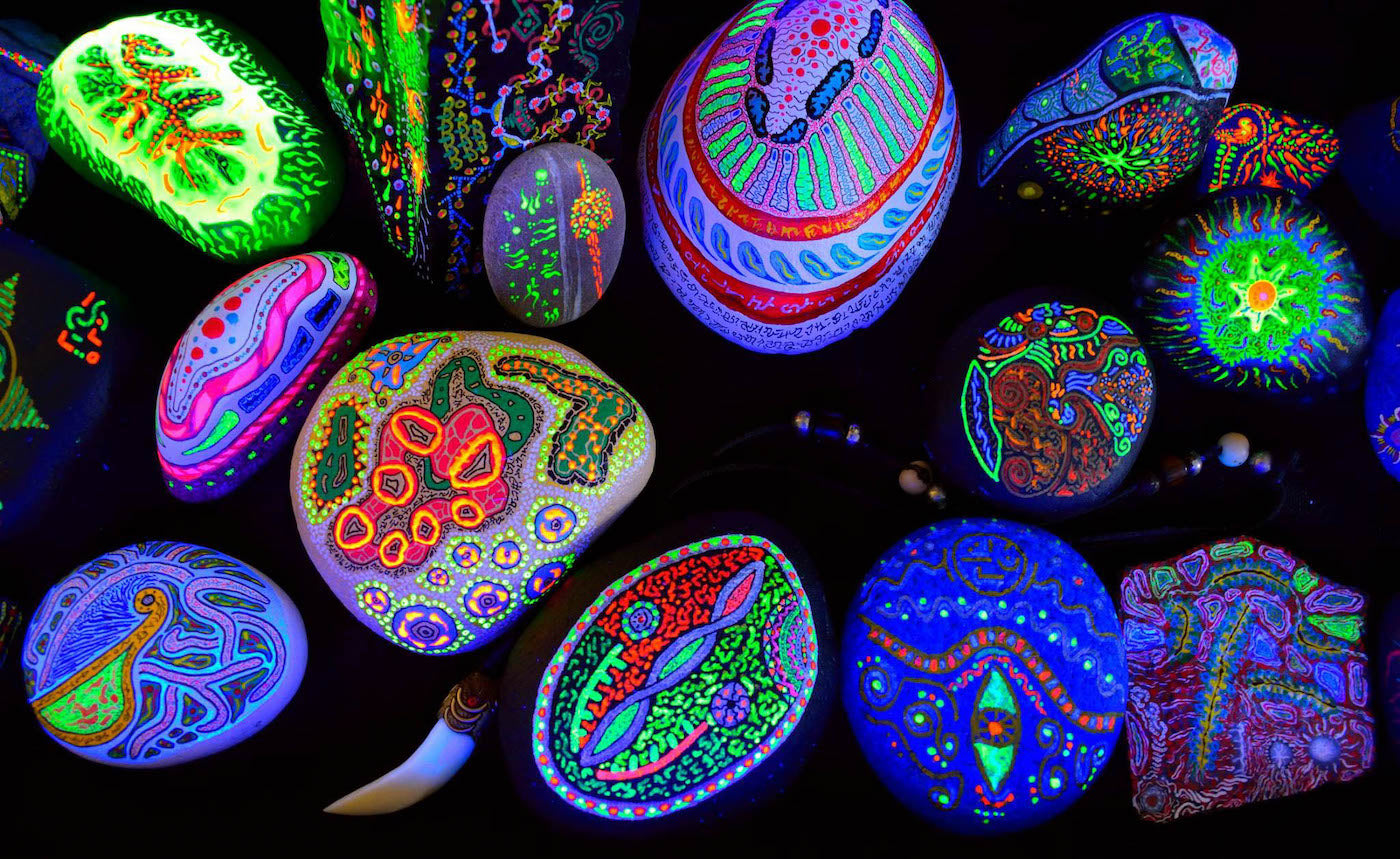 Collection de galets peints en cercle sur fond noir – Exstatic Designs, Xavier Gaillot