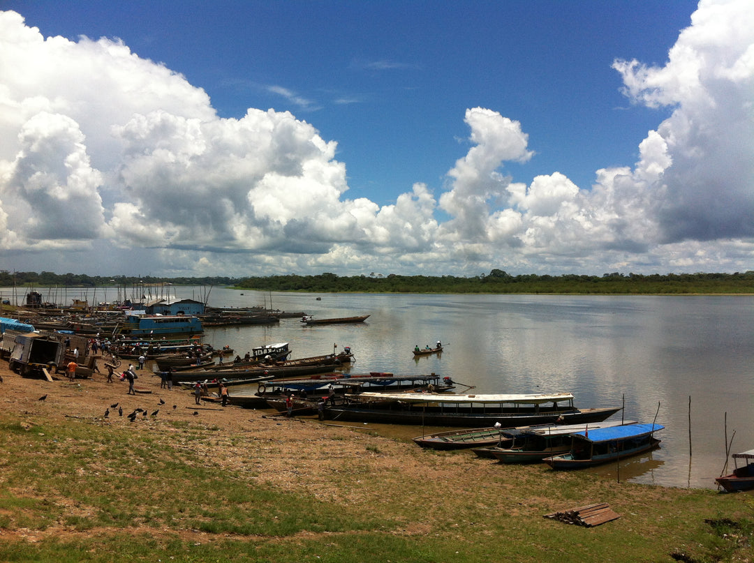 Vue du port de Pucallpa au Pérou avec des barques traditionnelles, point de départ d’un voyage initiatique vers les communautés Shipibos en 2013, Xavier Gaillot