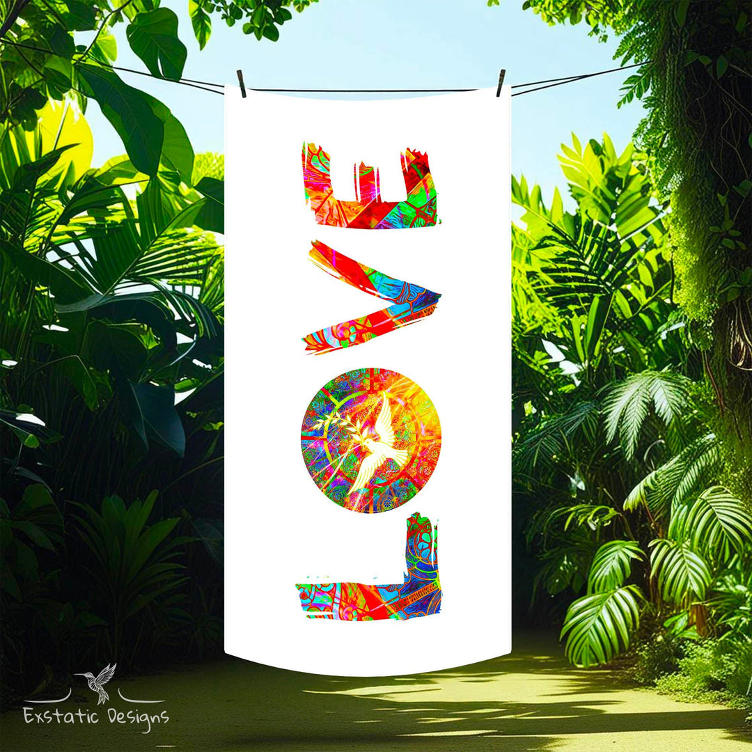 Serviette tantra et massage 200x100 cm – design LOVE vertical avec colombe et mandala lumineux, création vibratoire signée Xavier Gaillot, dans la jungle.