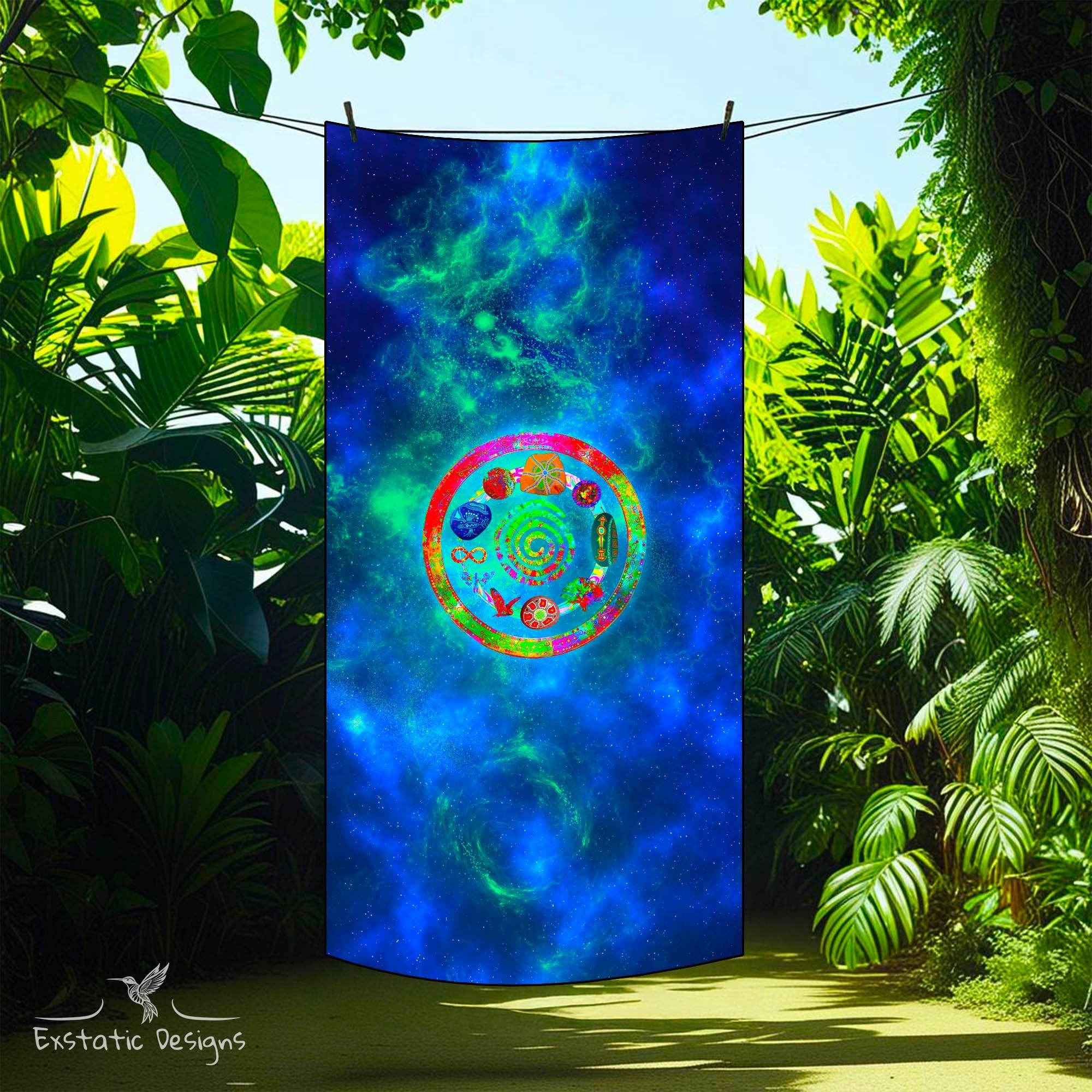 Serviette massage Céleste Mémoire – mandala galactique avec spirale, étoiles et photos de pierres rituelles peintes par Xavier Gaillot, dans la jungle.