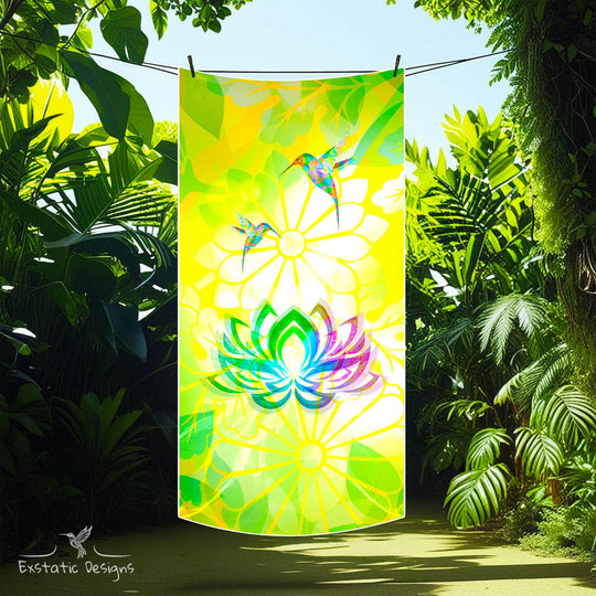 Serviette Tantra Éclat de Grâce – colibris multicolores, fleur de lotus rayonnante et motifs floraux lumineux sur fond jaune vibrant, création spirituelle de Xavier Gaillot, dans un environnement de jungle.