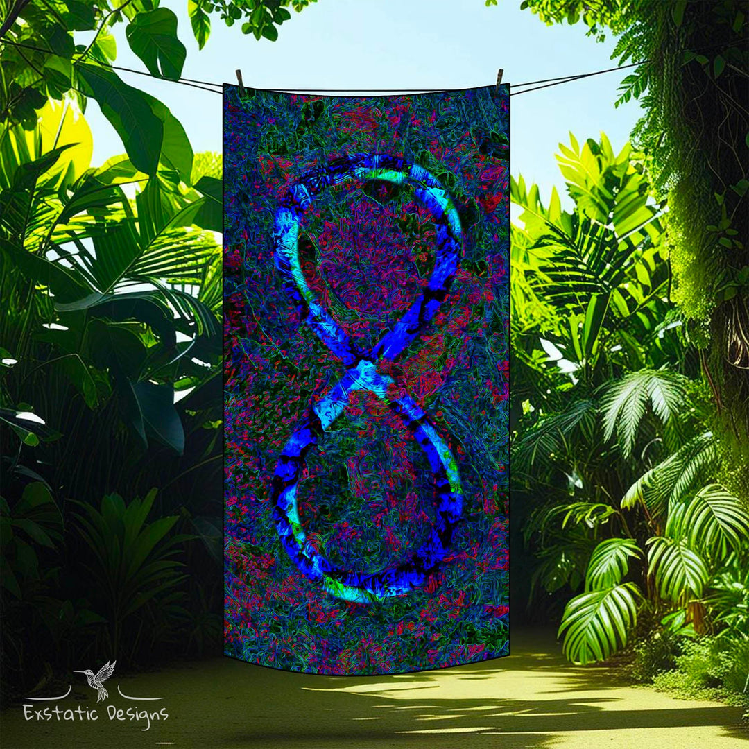 Serviette tantra Éternel Instant – symbole infini en bleu vibrant sur fond tellurique, création sacrée de Xavier Gaillot pour ancrage et présence, dans un environnement de jungle.