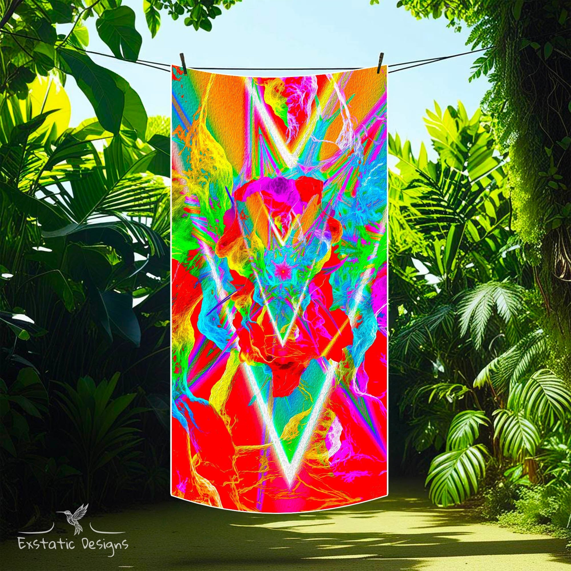 Serviette tantra 200x100 cm – design triangle inversé, feu sacré et couleurs flamboyantes, création signée Xavier Gaillot, dans la jungle.