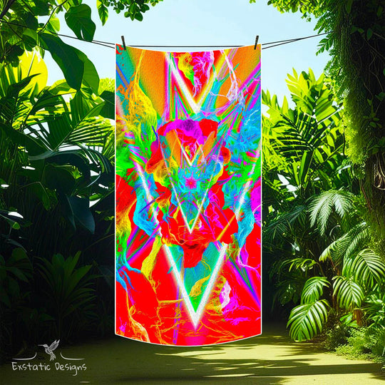 Serviette tantra 200x100 cm – design triangle inversé, feu sacré et couleurs flamboyantes, création signée Xavier Gaillot, dans la jungle.