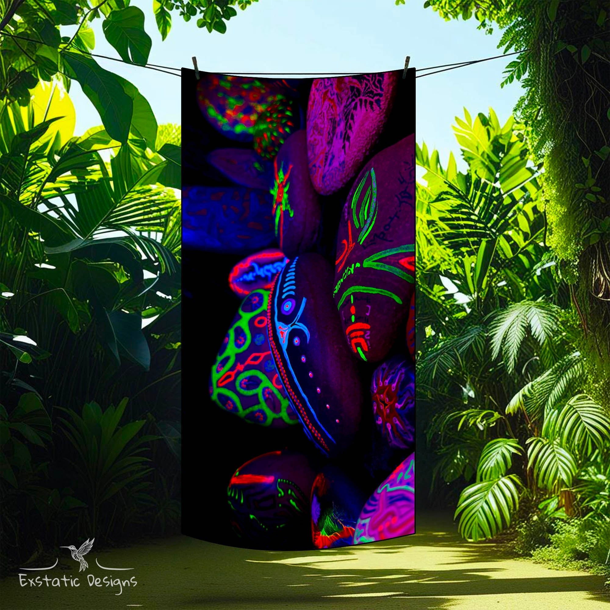 Serviette tantra Mémoires Initiatiques – pierres rituelles peintes à la main par Xavier Gaillot, lumière noire UV, art sacré et mémoire minérale, dans un environnement de jungle.