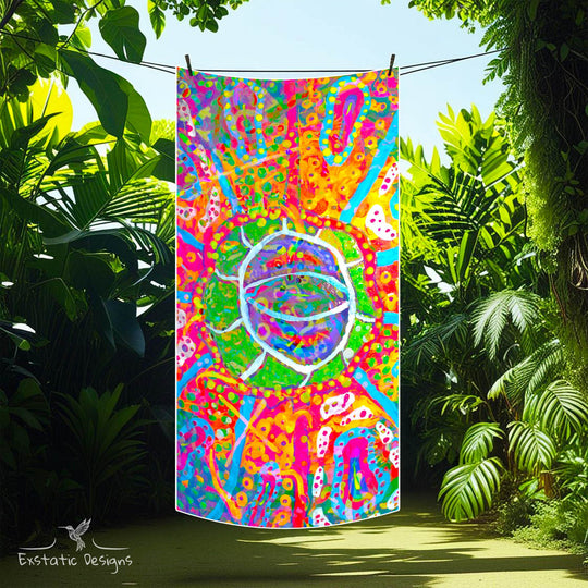 Serviette tantra & massage "Ouvre-l’Œil" aux couleurs vives avec œil magique central – création vibratoire signée Xavier Gaillot pour Exstatic Designs, dans un environnement de jungle.