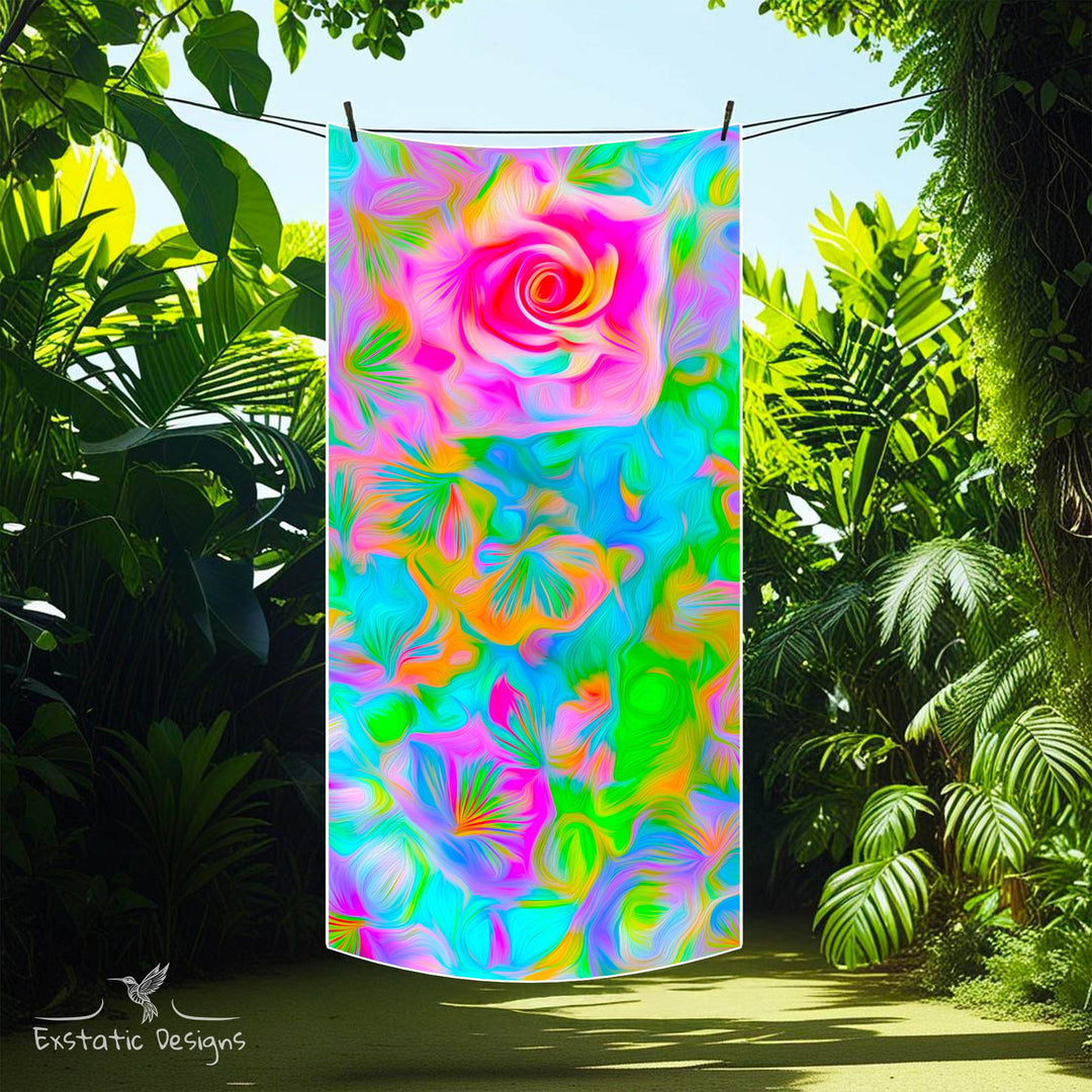 Serviette de massage tantrique vibrant avec une rose centrale entourée de motifs abstraits colorés, évoquant la sensualité, la floraison et la célébration du vivant, dans la jungle.