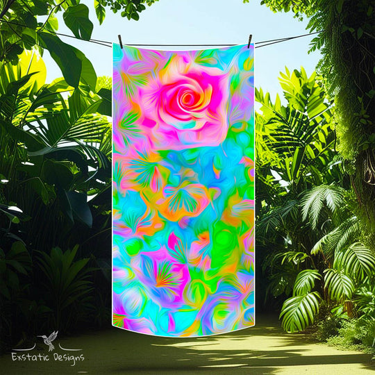 Serviette de massage tantrique vibrant avec une rose centrale entourée de motifs abstraits colorés, évoquant la sensualité, la floraison et la célébration du vivant, dans la jungle.