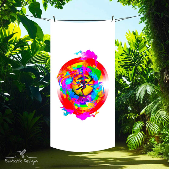 Serviette tantra Shiva Danse de Xavier Gaillot – symbole sacré au centre, halo arc-en-ciel et volutes colorées pour pratiques spirituelles et massages, dans la jungle.